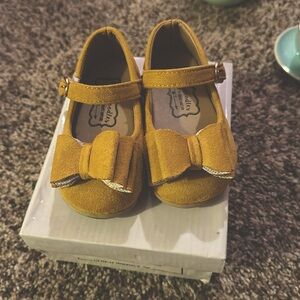 Mustard yellow pipperdoodles size 22/5